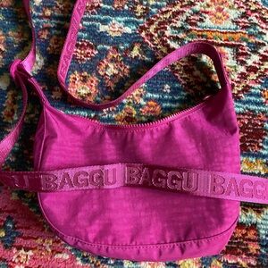 BAGGU DEEP FUSCHIA SMALL CRESCENT- 2026 SPRING 🩷🌺